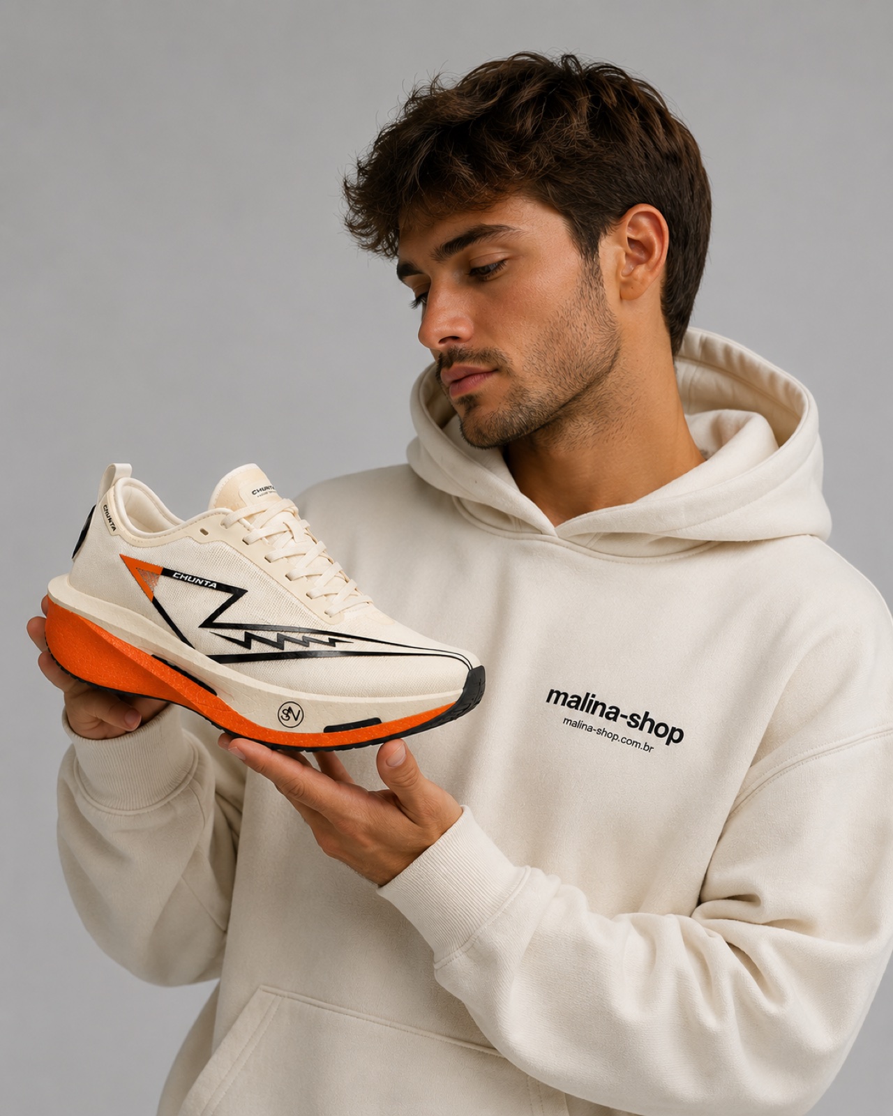 Cliente segurando o tênis CHUNTA Aero da malina-shop